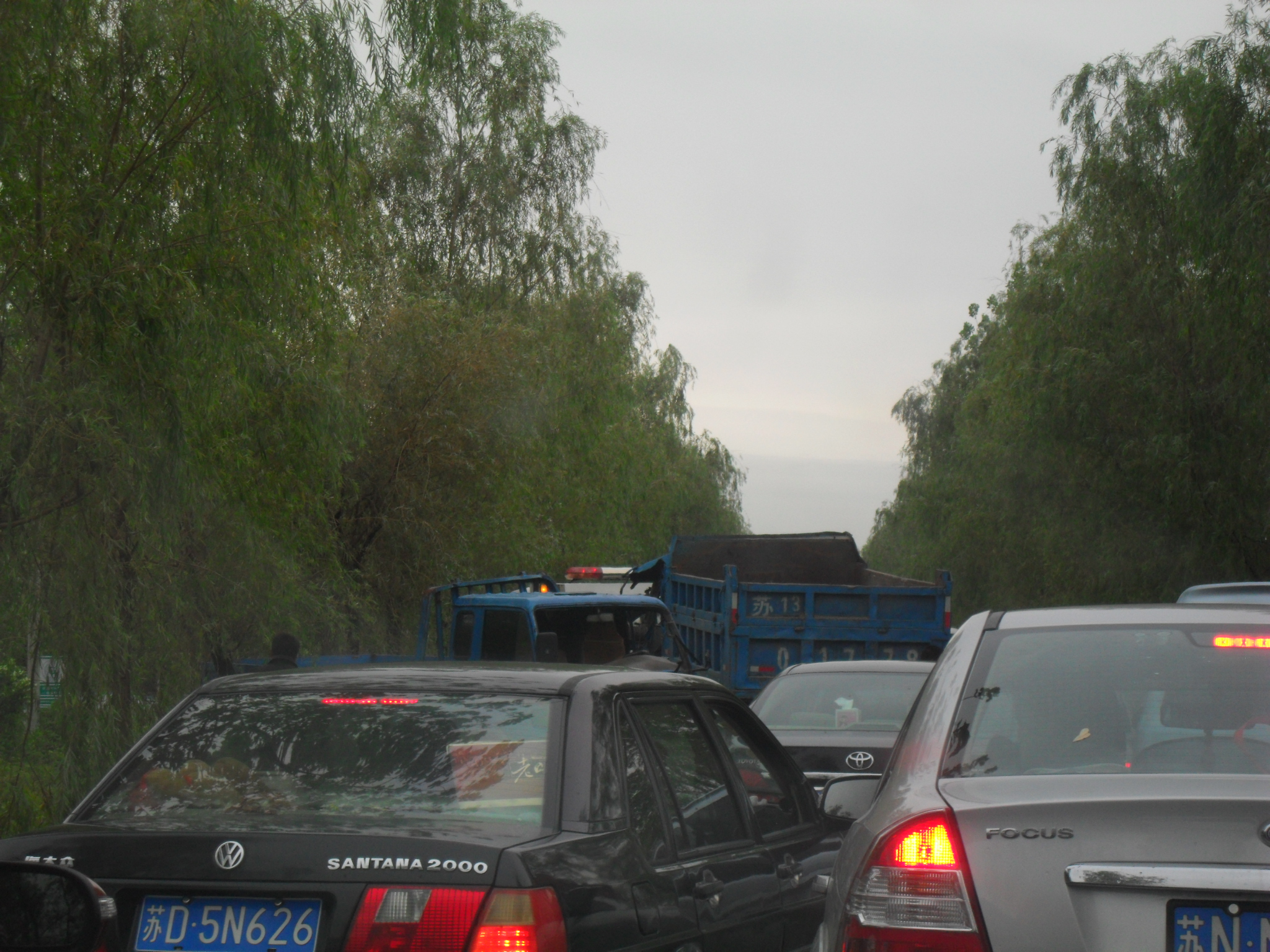 中秋节上午回双沟路遇两起车祸高清图片