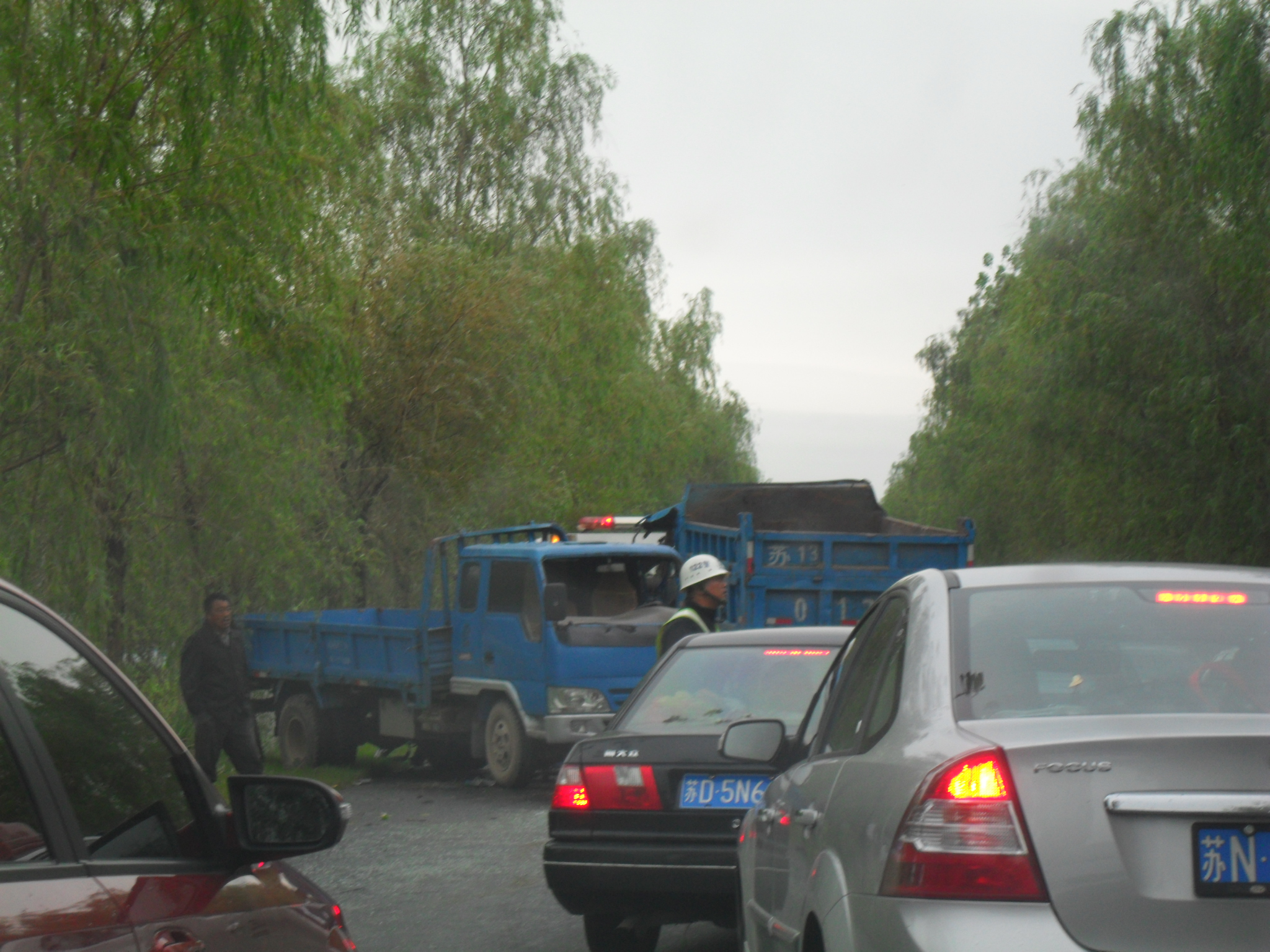 中秋节上午回双沟路遇两起车祸高清图片