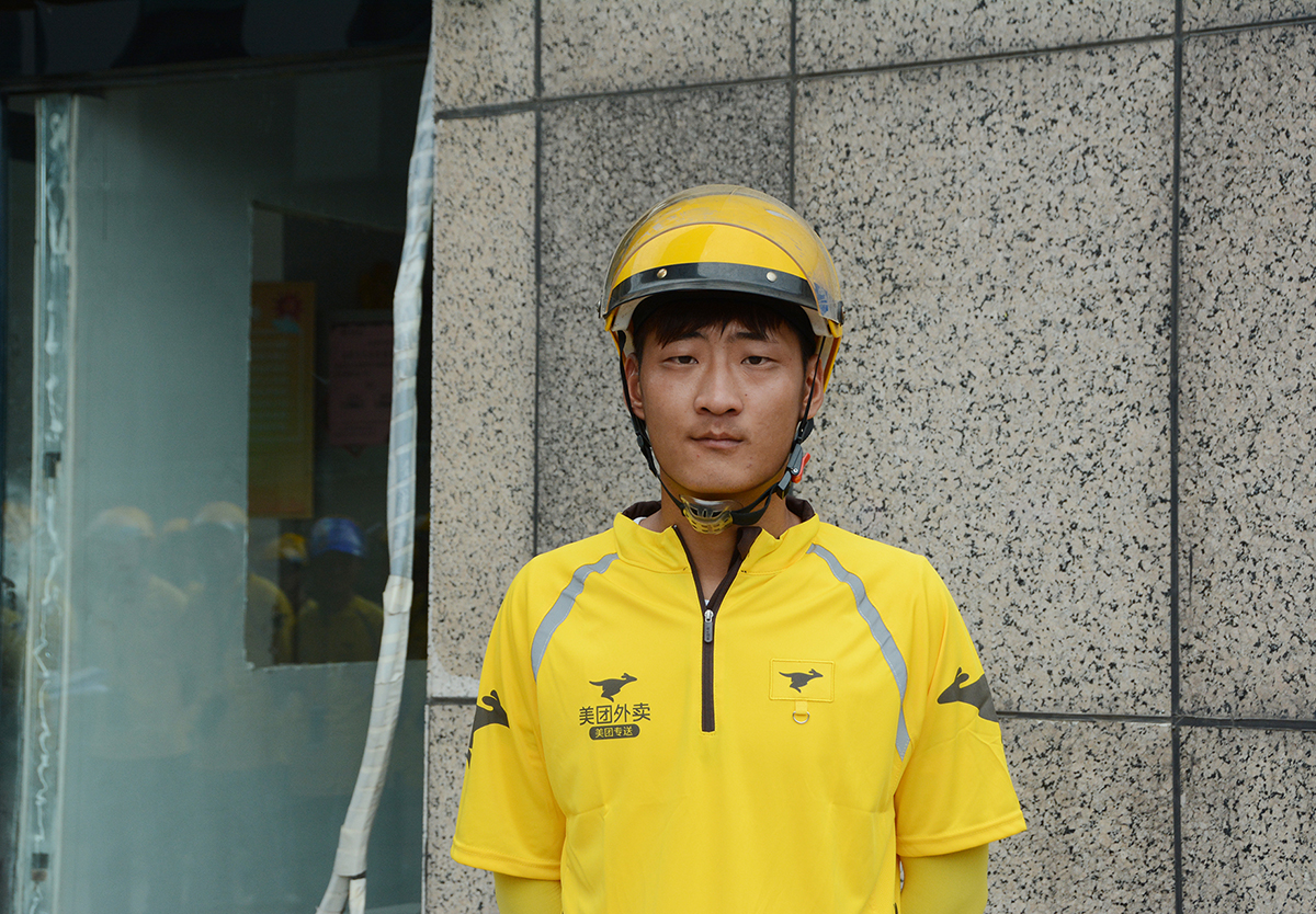 泗洪正能量||美团外卖小哥暴雨中救人,温暖全城