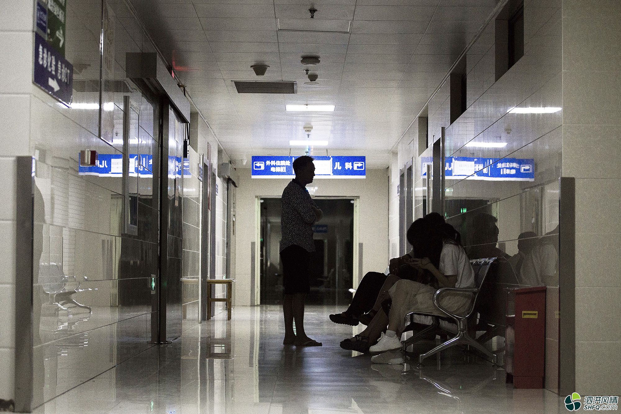 凌晨1点的泗洪人民医院,我们拍下了这一幕